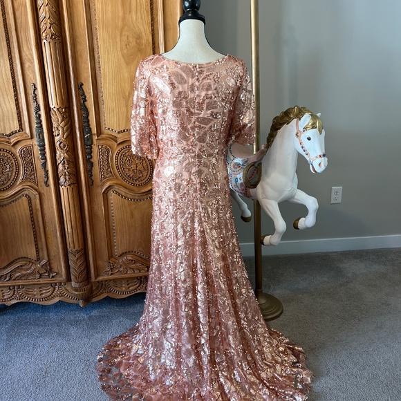 DONNA MORGAN Camilla Sequin Flutter Sleeve Gown OYSTER 10 Sequin Rose Gold - Picture 5 of 16